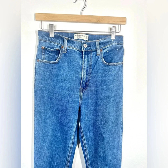 Abercrombie & Fitch The 90’s Slim Straight Ultra High Rise Raw Hem Jean - Picture 2 of 7